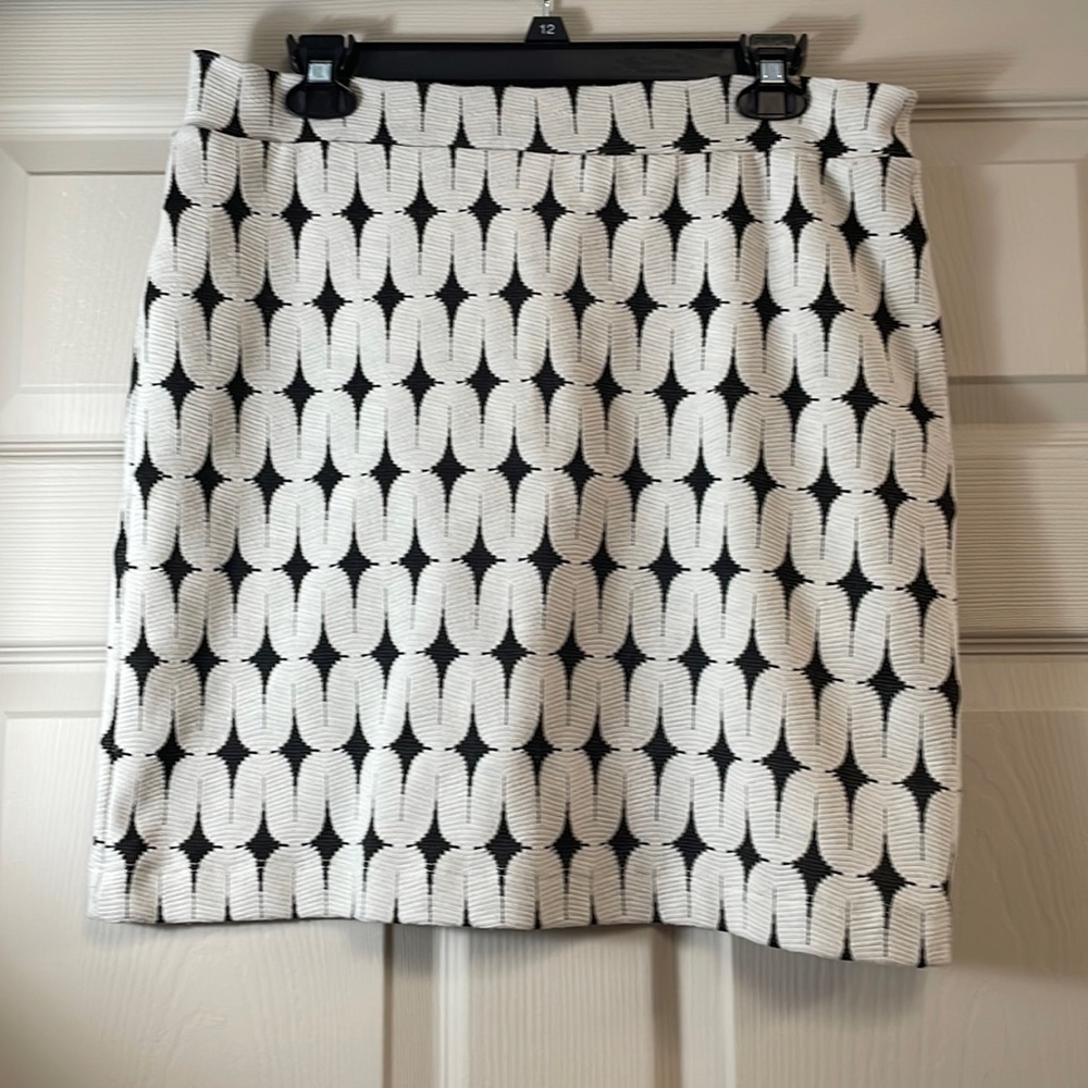 RENEEC. Patterned polyester skirt, fits sized M-L
